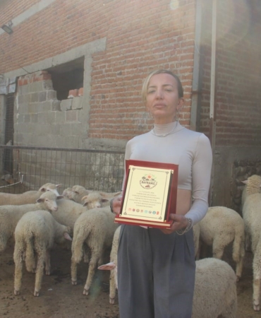 Karadağlı moda tasarımcısı kadın çoban ödüllendirildi