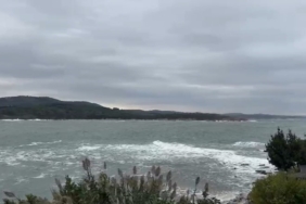 Karadeniz’de kötü hava şartları, 22 metrelik tekne karaya oturttu