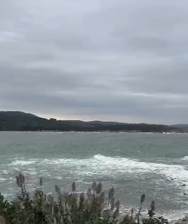 Karadeniz’de kötü hava şartları, 22 metrelik tekne karaya oturttu