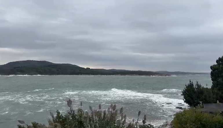 Karadeniz’de kötü hava şartları, 22 metrelik tekne karaya oturttu
