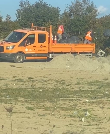 Karayolları Genel Müdürlüğüne bağlı ekipler torbalar dolusu çöpü ormana attı
