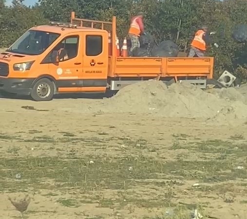 Karayolları Genel Müdürlüğüne bağlı ekipler torbalar dolusu çöpü ormana attı