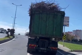 Kasasından dışarı taşan demirle seyreden kamyon kamerada