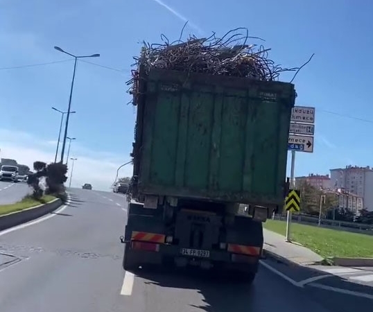 Kasasından dışarı taşan demirle seyreden kamyon kamerada