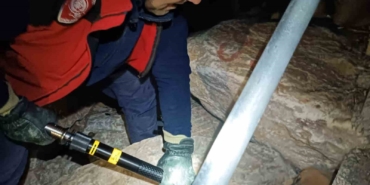 Kayalıklara sıkışan yavru köpek itfaiye tarafından kurtarıldı