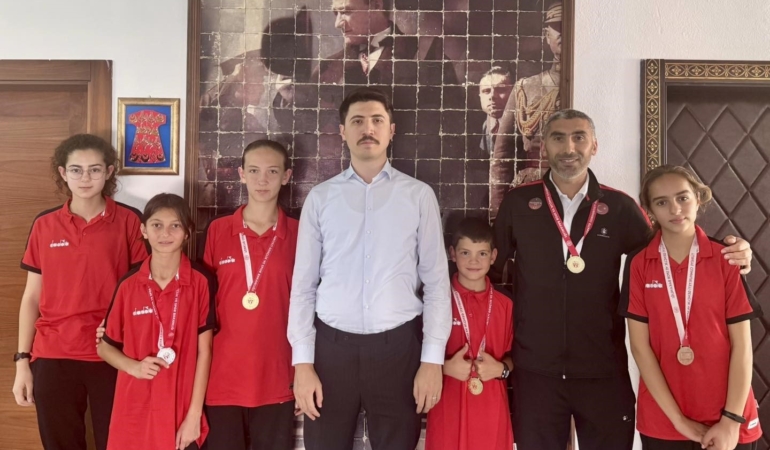 Kaymakam Kahraman dereceye giren sporcuları makamında ağırladı