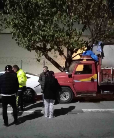Kaza yapan sürücü başka bir aracın çarpması sonucu ağır yaralandı