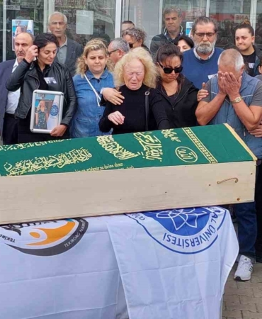Kazada ölen doktorlara acı veda: Alkışlarla uğurlandılar