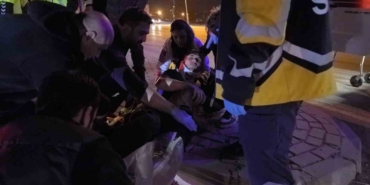 Kazada yaralanan oğlunu gören anne gözyaşı döktü