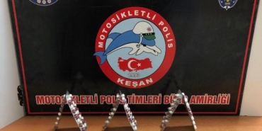 Keşan’da araçta yapılan kontrolde 182 sentetik ecza ele geçirildi