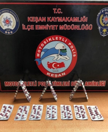 Keşan’da araçta yapılan kontrolde 182 sentetik ecza ele geçirildi