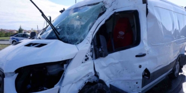 Kırmızı ışık ihlali yapan tırın sebep olduğu kaza güvenlik kamerasına yansıdı