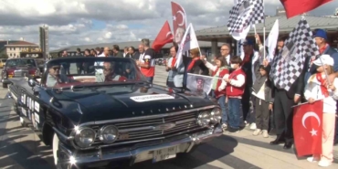 Klasik otomobiller bu kez lösemi farkındalığını artırmak için yola çıktı