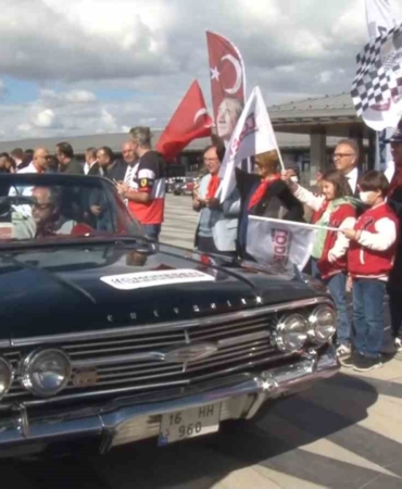 Klasik otomobiller bu kez lösemi farkındalığını artırmak için yola çıktı