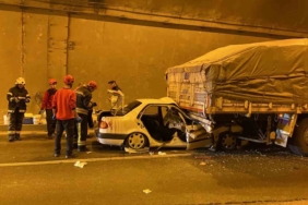 Kocaeli’de feci kaza, tırın altına girdiler