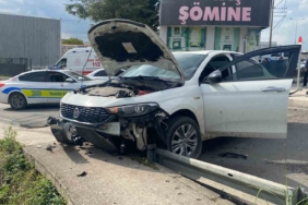 Kocaeli’de otomobil kaldırıma çıktı: 1’i bebek 3 yaralı