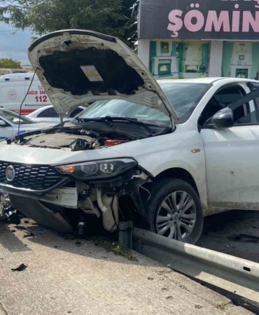 Kocaeli’de otomobil kaldırıma çıktı: 1’i bebek 3 yaralı