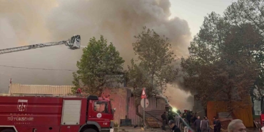 Kocaeli’de palet deposunda büyük yangın
