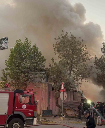 Kocaeli’de palet deposunda büyük yangın