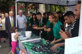 Kocaelispor ‘Dünya Kız Çocukları Günü’nde kız çocuklarına hediye dağıttı