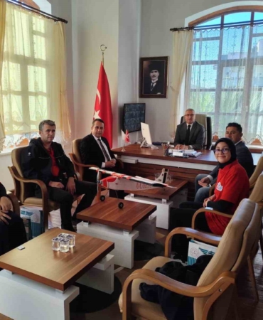 Kocaseyit İHA takımı, Milli Eğitim Müdürü Ciğer’i makamında ziyaret etti