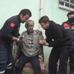 Komşuların dikkati sayesinde ölümden döndü