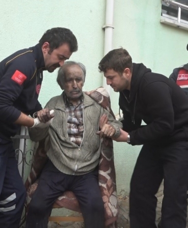 Komşuların dikkati sayesinde ölümden döndü