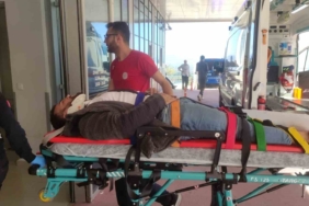 Kontrolden çıkan motosiklet yol kenarına savruldu