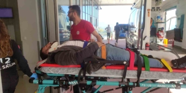 Kontrolden çıkan motosiklet yol kenarına savruldu