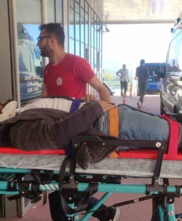 Kontrolden çıkan motosiklet yol kenarına savruldu