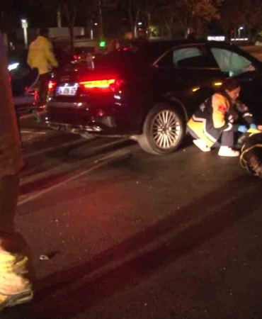 Kontrolden çıkan otomobil karşı şeritten gelen taksiye çarptı: 3 yaralı