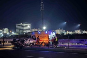 Köprülü kavşakta kontrolden çıkan araç takla attı: 1 yaralı