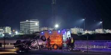 Köprülü kavşakta kontrolden çıkan araç takla attı: 1 yaralı