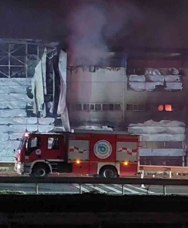 Kozmetik fabrikasındaki yangın 3 saat sonra kontrol altına alındı