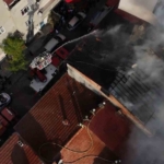 Küçükçekmece’de korkutan çatı yangını: O anlar kamerada