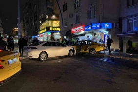 Küçükçekmece’de otomobilin taksiye çarptığı anlar kamerada: 3 yaralı