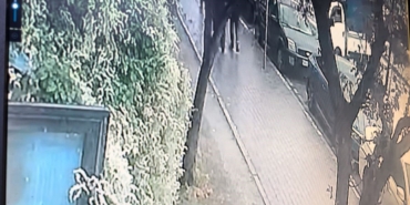 Kuryeye çarpmamak için manevra yaptı, önce 4 araca, sonra kuryeye çarptı