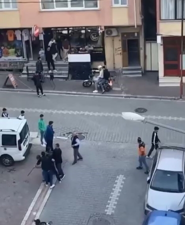 Kuzenler arasında döner bıçaklı kavga çıktı;  o anlar kamerada