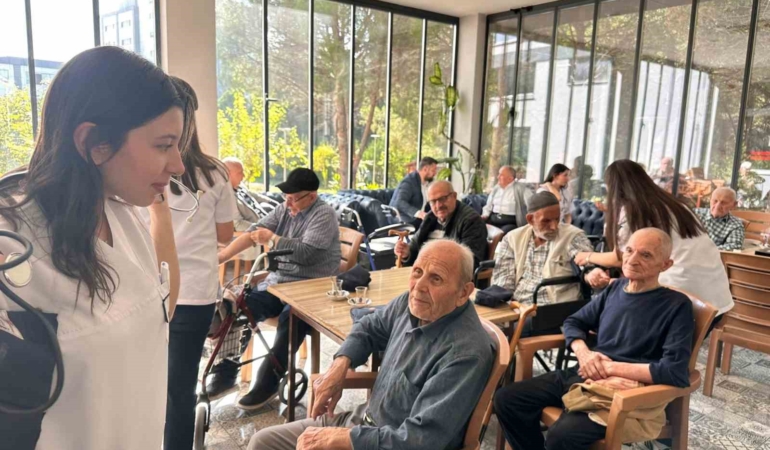 Lise öğrencilerinden huzurevi sakinlerine sağlık taraması