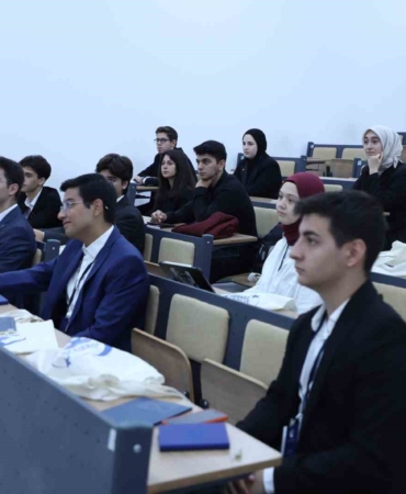 Liseli gençler merkez mecliste gündemi değerlendirdi