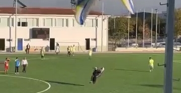 Maçın oynandığı sahaya paraşütle iniş yaptı