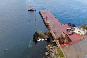 Maltepe’de karaya oturan Ayiş Gemisi’nin parçalanma süreci başladı