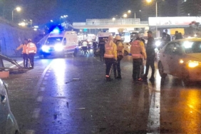 Maltepe’de otomobil önündeki araca çarpıp durağa daldı: 4 yaralı