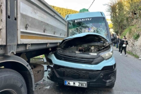Maltepe’de yolcu minibüsü park halindeki tıra çarptı: 8 yaralı