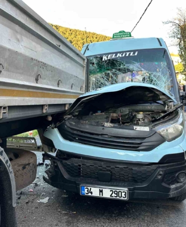 Maltepe’de yolcu minibüsü park halindeki tıra çarptı: 8 yaralı