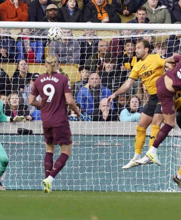 Manchester City son dakikada John Stones ile güldü