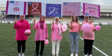 Meme kanseri farkındalığına pembe yürüyüş