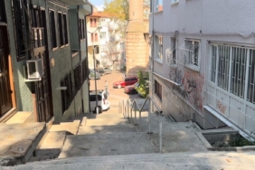 Merdivenlerden aşağı bisikletle inerken otomobil böyle çarptı