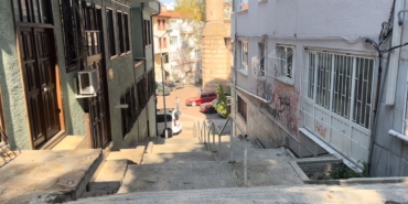 Merdivenlerden aşağı bisikletle inerken otomobil böyle çarptı