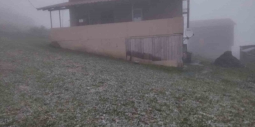 Mevsimin ilk karı yağdı: Bin 725 rakımlı yayla kısmen beyaza büründü